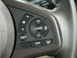 ◆アダプティブクルーズコントロール◆予め設定した車速内でクルマが自動的に加減速。前走車との適切な車間距離を維持しながら追従走行します。【LKAS】車線維持支援システムでステアリング操作を支援。