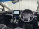 運転席まわりです。 各操作スイッチは使いやすい位置に配置されてます。