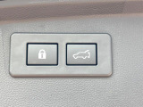 【パワーバックドア】スマートキーや運転席のボタンを押すだけでリアゲートが自動で開閉します!荷物を持っている時や、高い位置にあるバックドアを閉める際に便利な機能です♪