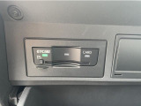 ETCユニットはグローブボックスの中に装着されています。こちらの車両はDSRC(ETC 2.0)に対応していますので、渋滞情報などリアルタイムでナビに反映されます。
