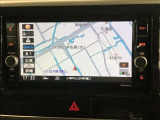 純正ナビを装備。タッチパネル式で使いやすく、お出かけもラクラクです。