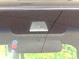 【ホンダセンシング】走行中に前方の車両等を認識し、衝突しそうな時は警報とブレーキで衝突回避と被害軽減をアシスト。より安全にドライブをお楽しみいただけます。