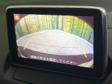 【バックカメラ】駐車時に後方がリアルタイム映像で確認できます。大型商業施設や立体駐車場での駐車時や、夜間のバック時に大活躍!運転スキルに関わらず、今や必須となった装備のひとつです!