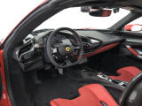 こちらは左ハンドルのお車でございます。内装色はRosso Ferrariを選択しております。