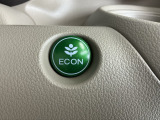 ECONスイッチ操作でエンジンやミッション、エアコンなどを総合的に制御、燃費をよくするようクルマが頑張ります。