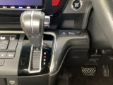 CVT車のセレクトレバーです。低速から高速まで、変速ショックのないスムーズな走りを実現するとともに、エンジン効率のよい領域を維持することで燃費にも貢献します。