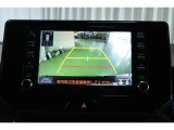 後退時に車両の後ろ側をモニター画面に表示します。車庫入れなどでバックする際に後方確認ができて便利です。