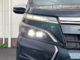 【LEDヘッドライト】悪天候や夜間走行時も良好な視界を確保し安心して運転できる高輝度LEDヘッドライトを装備!点灯速度が早く、消費電力も抑えられています。