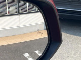 【ブラインドスポットモニター】走行中、ドアミラーの死角になりやすい箇所に後続車が接近するとサイドミラーのレンズに警告を表示!ドライバーに注意喚起をしてくれます。