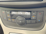 【オートエアコン】一度お好みの温度に設定すれば、車内の温度を検知し風量や温度を自動で調整。暑い&hellip;寒い&hellip;と何度もスイッチ操作をする必要はありません。快適な車内空間には必須の機能ですね♪
