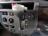 シフトレバーがインパネに配置されているため、手を伸ばすだけで自然に操作できる快適なポジションです