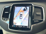 【360&deg;ビューカメラ】4台の高解像度カメラで360度の鳥瞰図を表示。隣の車や壁、死角にある障害物などを画面で確認できるため、狭いスペースでの駐車・出入りも安心です。