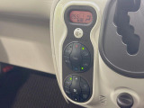 【オートエアコン】一度お好みの温度に設定すれば、車内の温度を検知し風量や温度を自動で調整。暑い&hellip;寒い&hellip;と何度もスイッチ操作をする必要はありません。快適な車内空間には必須の機能ですね♪