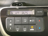 【オートエアコン】一度お好みの温度に設定すれば、車内の温度を検知し風量や温度を自動で調整。暑い&hellip;寒い&hellip;と何度もスイッチ操作をする必要はありません。快適な車内空間には必須の機能ですね♪