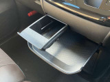 インストセンターロアBOX・グローブBOX・カップホルダー付きインストセンタースライドトレイ等、車内に持ち込んだ小物やドリンクが片付く収納も充実です。