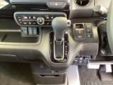 足元スッキリ、インパネシフトです。パーキングブレーキは電子制御パーキングブレーキタイプなので、運転席と助手席の間がスッキリしています。