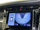 パノラミックビューモニターを装備。駐車場や交差点でクルマを真上から見るように周囲を確認できます。機能の詳細は販売店スタッフまでおたずねください。