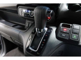 インパネシフトだから視線の移動も少なく足元もスッキリ♪運転席もゆったりしているのでゆとりを持ってドライブできますね!