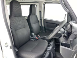 シンプルながら機能性あふれる運転席廻りです。視界性もよく、運転しやすいですよ。