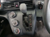 手元で自然に操作できるインパネシフトを採用し、運転中の姿勢を崩さずスムーズにシフトチェンジが可能です