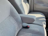フロントシートにはセンターアームレスト付き、長時間の運転で疲れた腕を乗せてください。