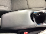 運転の疲れを低減するアームレストが装備されています。