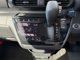 オートエアコンでパネルタッチするだけで操作が可能です(^^)☆AUTOにすれば簡単に車内の空調を快適に調整してくれます♪嬉しいシートヒーター付き(^^)