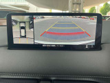 360度ビューカメラを搭載。4方の小型カメラの映像を処理し、車両真上からの映像に変換しています。
