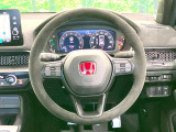 インテリアに合わせたデザインのステアリングは、運転される方のことも考え、運転しやすい形状、大きさです。是非一度、実際に触ってお確かめください。