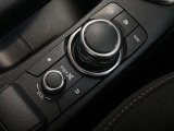 「MAZDAコネクト」コマンダー部 手元を見ることなく操作出来るように左手を自然に降ろした位置に設置。シンプルで使いやすく、機能を覚えやすいボタン配置になっています。