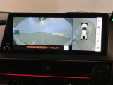 【パノラミックビューモニター】映像で、見づらい車両周辺の確認をアシスト。クルマを真上から見ているような映像を表示。 運転席から確認しにくい車両周囲の状況を把握。