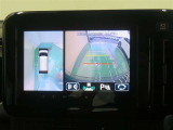 パノラミックビューモニター搭載。カメラで車両周囲の状況を映し出すため、狭い場所での駐車などに役立ちます。