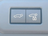【パワーバックドア】スマートキーや運転席のボタンを押すだけでリアゲートが自動で開閉します!荷物を持っている時や、高い位置にあるバックドアを閉める際に便利な機能です♪