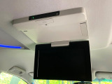 【フリップダウンモニター】大画面モニターで後席でもエンタメをお楽しみいただけます。小さなお子様にも大人気の装備です♪
