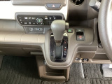 足元スッキリ、インパネシフトです。パーキングブレーキは電子制御パーキングブレーキタイプなので、運転席と助手席の間がスッキリしています。