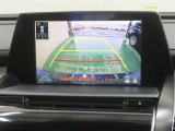 車両後方の映像を映すバックモニター。進路を確認しながら安全に車庫入れできます。