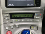 【オートエアコン】一度お好みの温度に設定すれば、車内の温度を検知し風量や温度を自動で調整。暑い&hellip;寒い&hellip;と何度もスイッチ操作をする必要はありません。快適な車内空間には必須の機能ですね♪