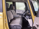 フロントシートはベンチシートです。ベンチシ―トは運転席と助手席の移動もスムーズ。狭い駐車場での乗り降りに便利です。