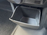 車内に持ち込んだ小物やドリンク食べ物がきちんと片付く収納も充実です。こちらは、大容量のインストセンターロアBOXになります。CDや袋を取り付けてダストBOX等に使えます。
