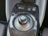 衝突被害軽減装置(前方の車に衝突する危険を察知したとき、運転者に警告し衝突回避操作を促します。万一、運転者が安全に減速できなかった場合には、ブレーキを自動で作動させ、被害を軽減します。