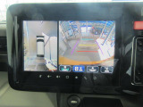 スマホ連携ナビ装着車は全方位モニターが標準装備。車両後方の状況を確認できます。車幅ラインや後方空間の目安となるガイドラインも表示。狭いところの駐車時も安心です。