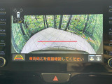【バックカメラ】駐車時に後方がリアルタイム映像で確認できます。大型商業施設や立体駐車場での駐車時や、夜間のバック時に大活躍!