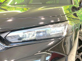 【LEDヘッドライト】悪天候や夜間走行時も良好な視界を確保し安心して運転できる高輝度LEDヘッドライトを装備!点灯速度が早く、消費電力も抑えられています。