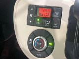 【オートエアコン】一度お好みの温度に設定すれば、車内の温度を検知し風量や温度を自動で調整。暑い&hellip;寒い&hellip;と何度もスイッチ操作をする必要はありません。快適な車内空間には必須の機能ですね♪
