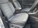 メーカーオプションのフルレザーシートパッケージです。運転席および助手席にはシートヒーターも装備、寒い季節には大変うれしいアイテムです。