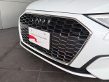 ●Audiが最初に採用したLEDポジショニングランプ。シャープなラインで昼間でも点けていたいと思うほど上品でオシャレです。夜間走行時はさらに目立ちます!