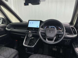 運転席まわりです。 各操作スイッチは使いやすい位置に配置されてます。