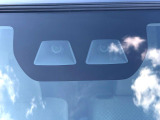 【スマートアシスト】走行中に前方の車両等を認識し、衝突しそうな時は警報とブレーキで衝突回避と被害軽減をアシスト。より安全にドライブをお楽しみいただけます。