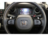 ハンドル左側にはオーディオ操作が出来るオーディオリモートコントロールスイッチ、右側にはHondaSENSINGとオートクルーズスイッチを装備!長距離運転や高速道路の運転では大活躍です!