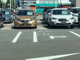 フロントガラスへの投影型であるヘッドアップディスプレイ。車速や交通標識、ナビゲーションの案内などの情報が映し出されます!